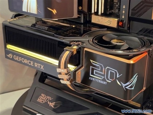 ROG夜神RTX 5090 20周年追念卡发布：4槽巨兽解锁800W！