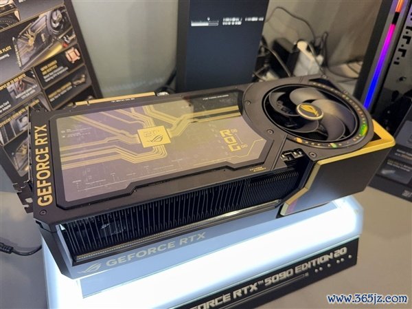 ROG夜神RTX 5090 20周年追念卡发布：4槽巨兽解锁800W！