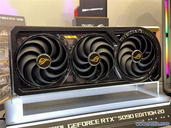 ROG夜神RTX 5090 20周年追念卡发布：4槽巨兽解锁800W！